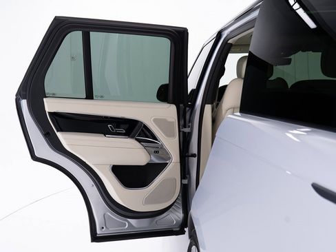Used 2025 Land Rover Range Rover SE image 21
