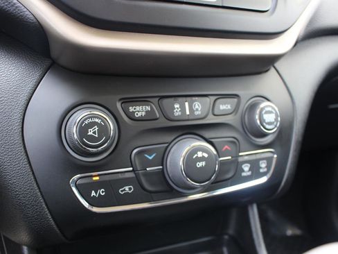 Used 2017 Jeep Cherokee Latitude w/ Cold Weather Group AWD/4WD image 24