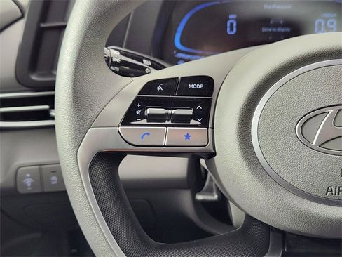 Certified 2025 Hyundai Elantra SE image 18