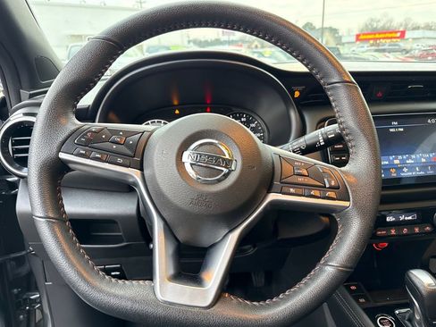 Used 2021 Nissan Kicks SR image 9