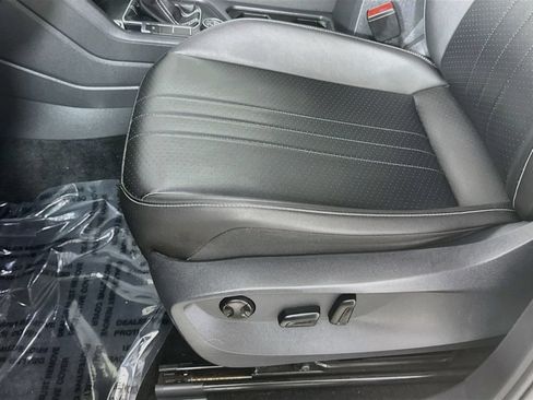 Used 2022 Volkswagen Tiguan SE w/ Panoramic Sunroof Package AWD/4WD image 12