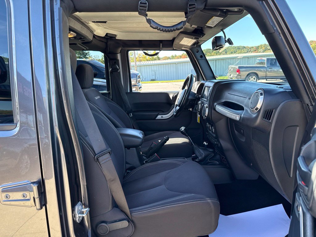 Used 2017 Jeep Wrangler Unlimited Sahara w/ Connectivity Group AWD/4WD image 41