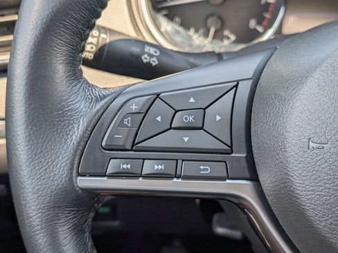 Used 2018 Nissan Rogue SV FWD image 15