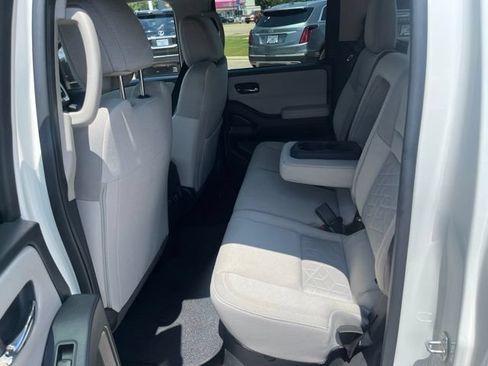 Used 2025 Nissan Frontier SV w/ SV Convenience Package RWD image 12