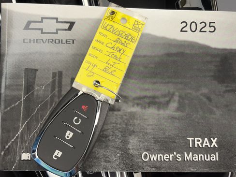 Used 2025 Chevrolet Trax LT w/ LT Convenience Package FWD image 33