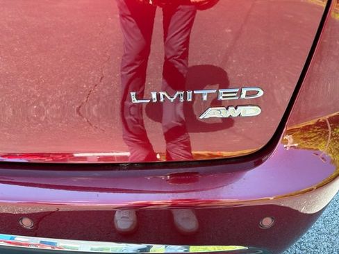 Used 2023 Chrysler Pacifica Limited AWD/4WD image 6
