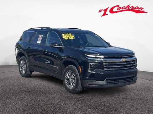 Used 2025 Chevrolet Traverse LT FWD image 1