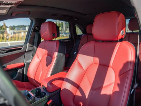 Certified 2026 Porsche Macan AWD/4WD image 5