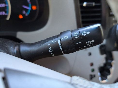 Used 2012 Toyota Sienna XLE image 24