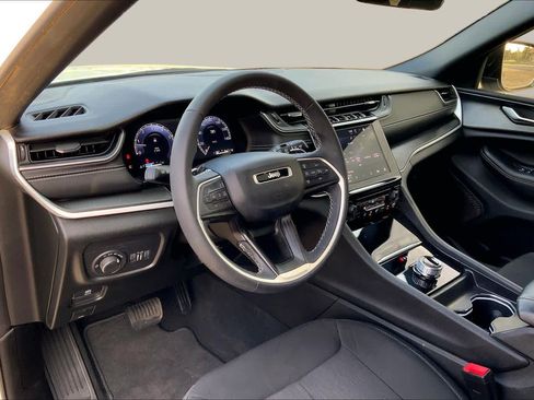 Used 2025 Jeep Grand Cherokee L Laredo RWD image 18