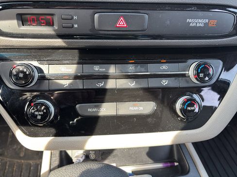 Used 2017 Kia Sedona L image 8