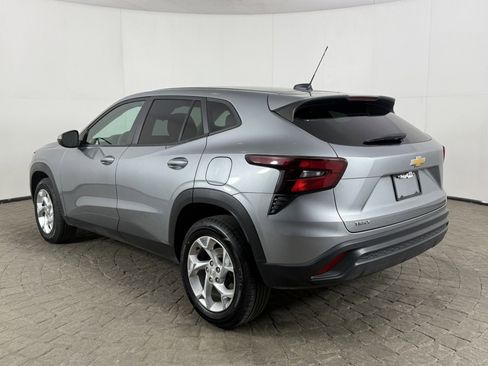 Used 2024 Chevrolet Trax LS w/ LS Convenience Package FWD image 5