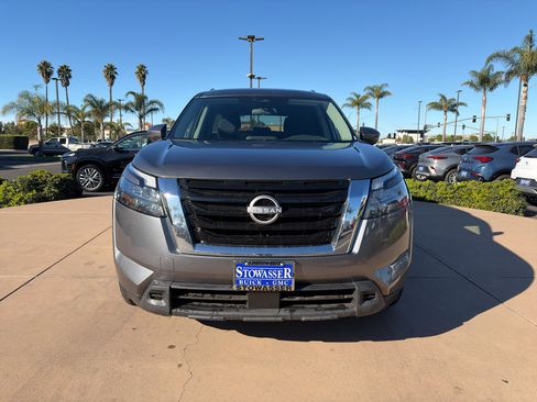 Used 2024 Nissan Pathfinder SV image 2