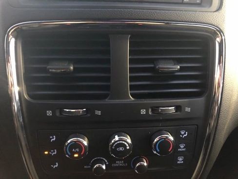 Used 2020 Dodge Grand Caravan SE image 37