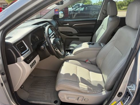 Used 2015 Toyota Highlander Limited Platinum FWD image 11