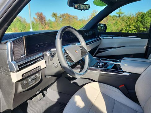 Used 2025 Cadillac Escalade ESV Sport w/ Touring Package image 16