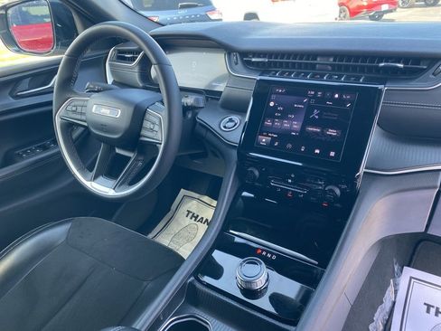 Used 2024 Jeep Grand Cherokee L Altitude image 27