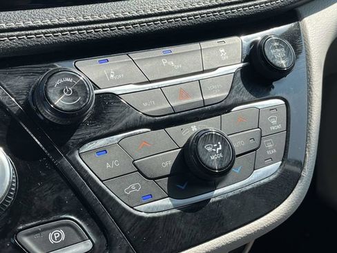 Used 2023 Chrysler Pacifica Touring-L FWD image 30