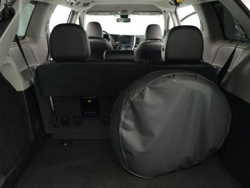 Used 2020 Toyota Sienna SE FWD image 60