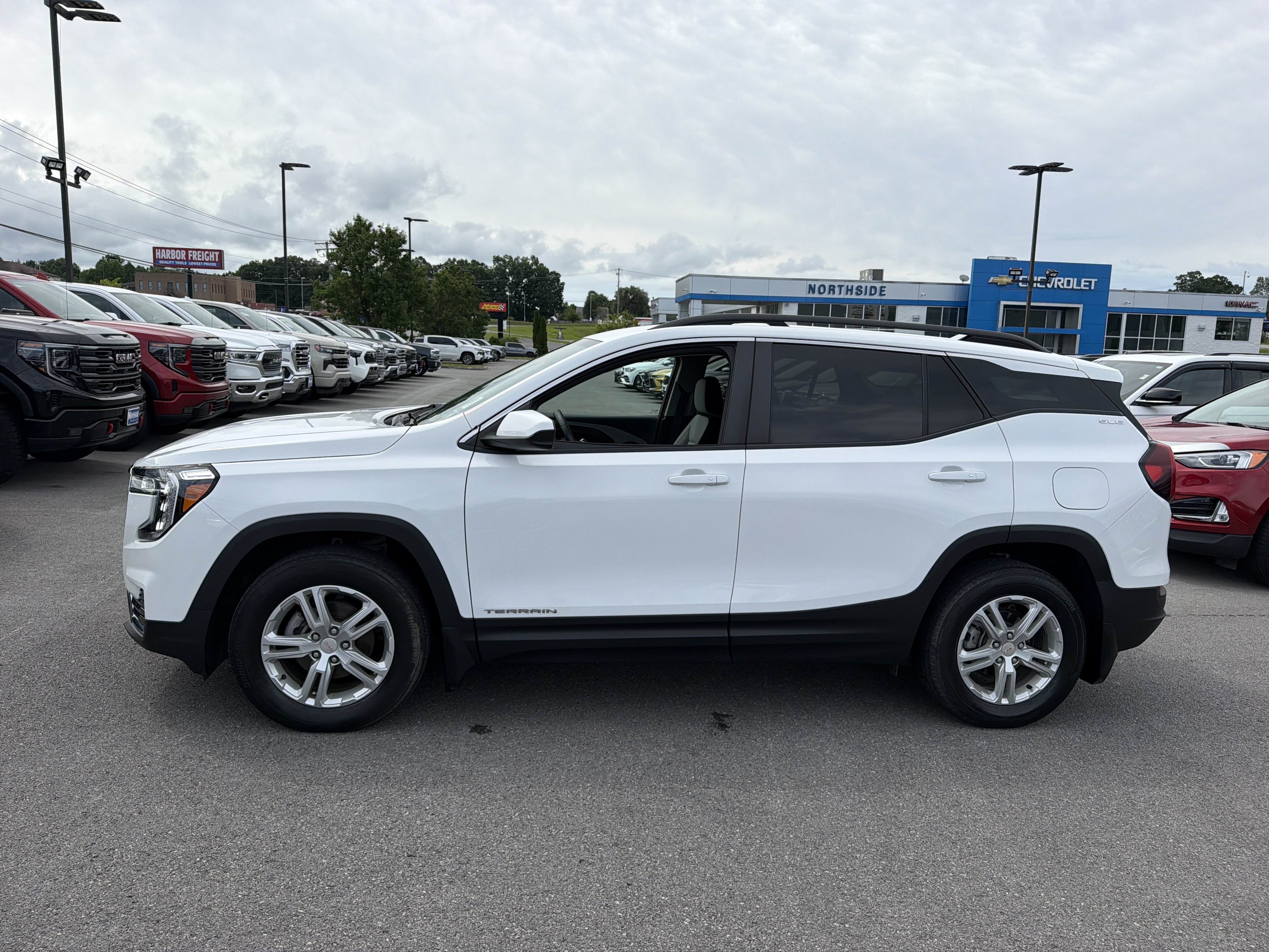 Certified 2024 GMC Terrain SLE w/ Driver Convenience Package AWD/4WD image 10