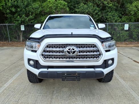 Used 2017 Toyota Tacoma TRD Off-Road w/ Premium & Technology Package image 3