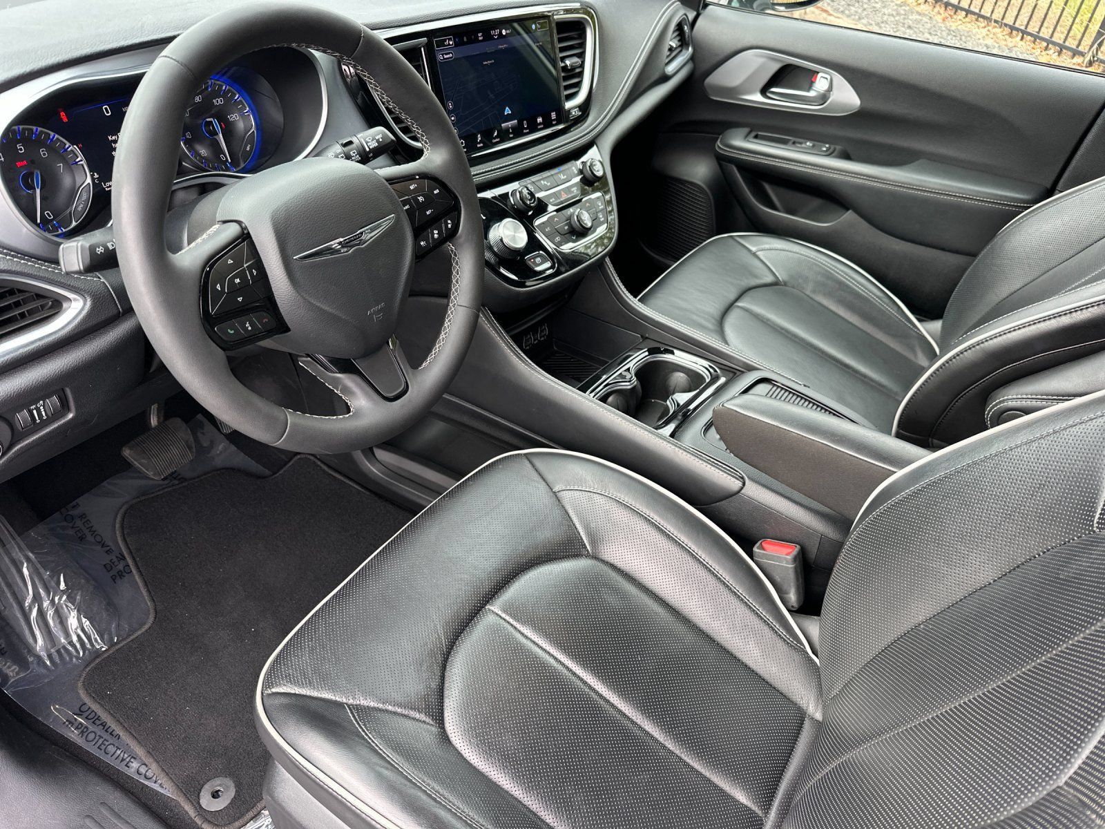 Used 2025 Chrysler Pacifica Limited FWD image 9