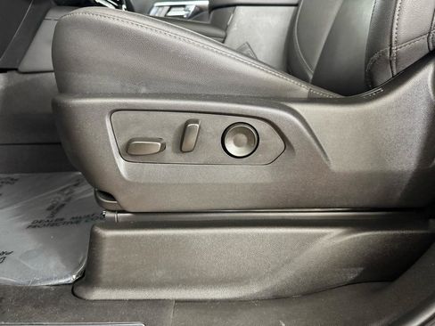 Used 2025 Chevrolet Suburban Z71 image 14