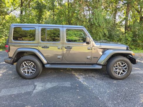 Used 2025 Jeep Wrangler Unlimited Sahara AWD/4WD image 5