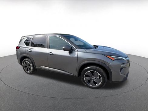 Used 2025 Nissan Rogue SV image 2