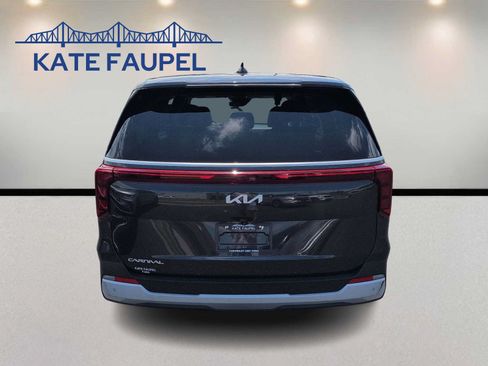 Used 2025 Kia Carnival FWD image 6
