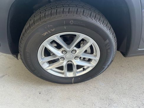 Certified 2025 Jeep Grand Cherokee Laredo X image 32