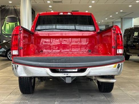 Used 2022 RAM 1500 Classic SLT AWD/4WD image 9