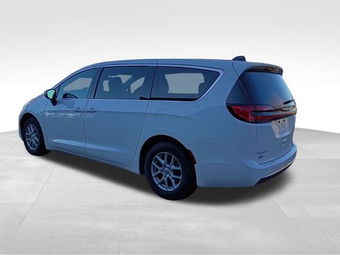 Used 2023 Chrysler Pacifica Touring-L image 3