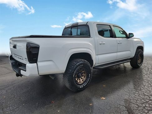 Used 2017 Toyota Tacoma SR image 4