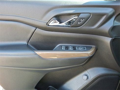 Used 2023 GMC Acadia SLE w/ Driver Convenience Package image 12