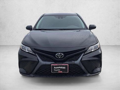 Used 2019 Toyota Camry SE image 2