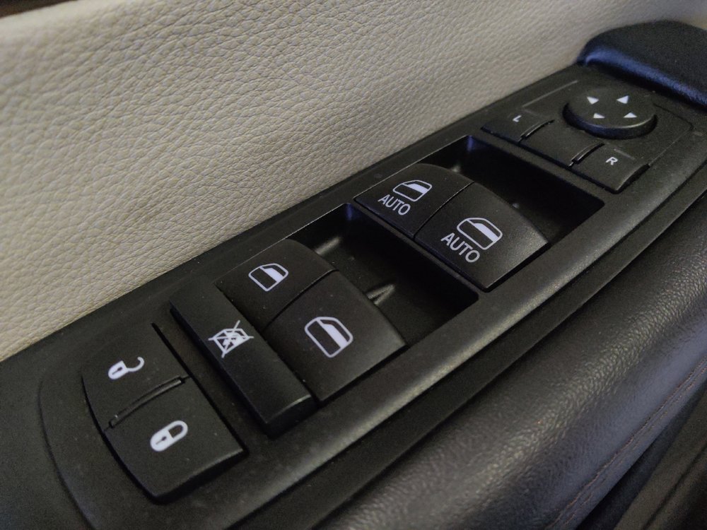 Used 2017 Chrysler Pacifica Touring FWD image 25