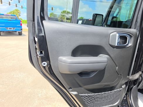 Used 2018 Toyota Tacoma TRD Sport RWD image 12