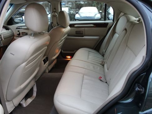 Used 2003 Lincoln Town Car Signature image 16