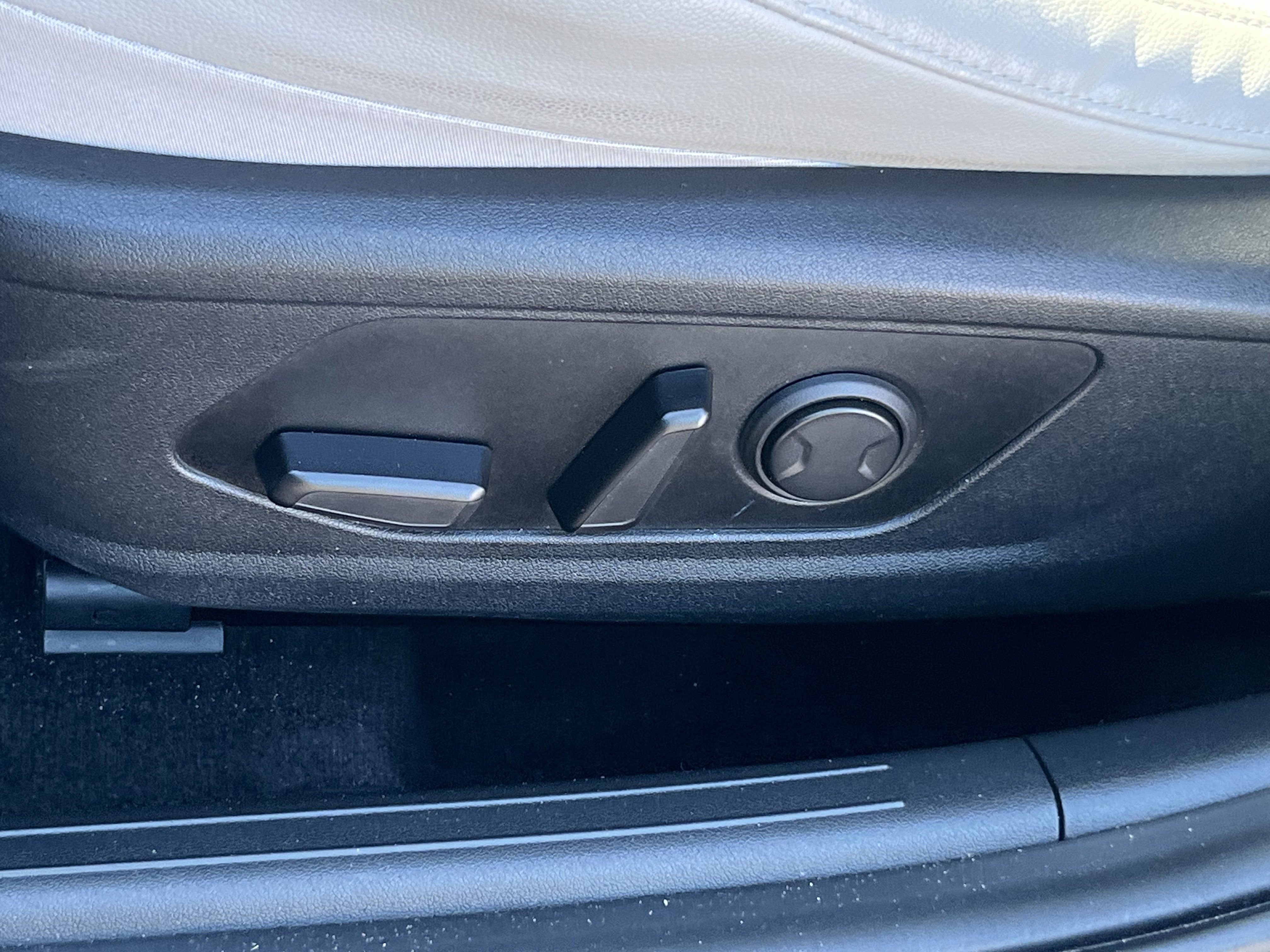 Used 2022 Hyundai Elantra Limited FWD image 16