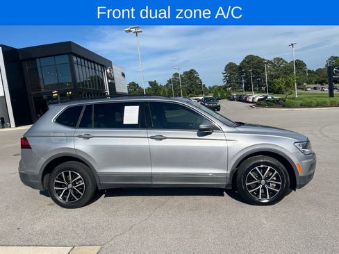 Used 2021 Volkswagen Tiguan SE w/ Panoramic Sunroof Package FWD image 4