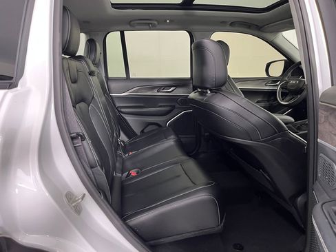 Used 2024 Jeep Grand Cherokee Limited w/ Black Appearance Package image 15