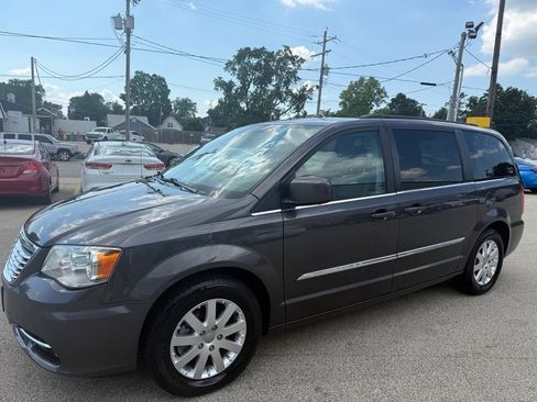 Used 2015 Chrysler Town & Country Touring FWD image 4