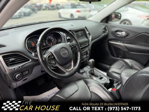 Used 2019 Jeep Cherokee Latitude Plus w/ Cold Weather Group AWD/4WD image 13