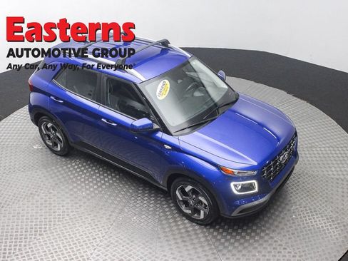 Used 2023 Hyundai Venue Limited FWD image 3