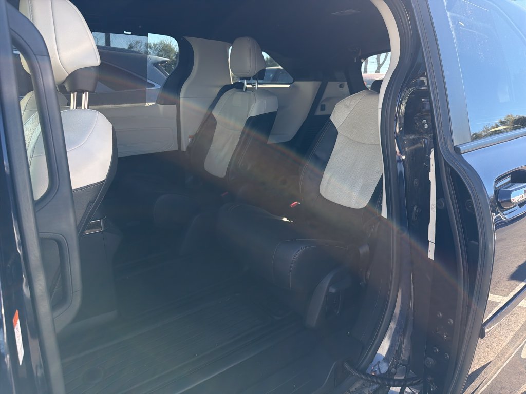 Used 2025 Toyota Sienna Platinum AWD/4WD image 28