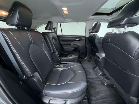 Used 2023 Toyota Highlander XLE image 19