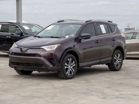 Used 2018 Toyota RAV4 LE image 1