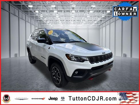 Used 2025 Jeep Compass Trailhawk AWD/4WD image 1
