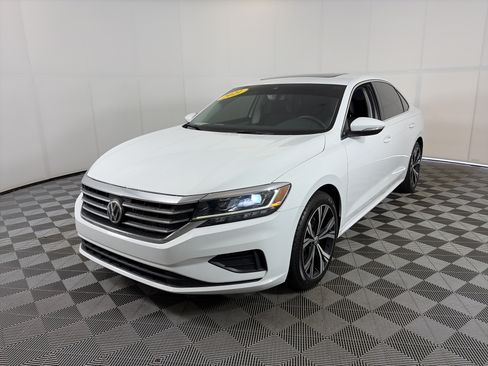 Used 2021 Volkswagen Passat 2.0T SE FWD image 2